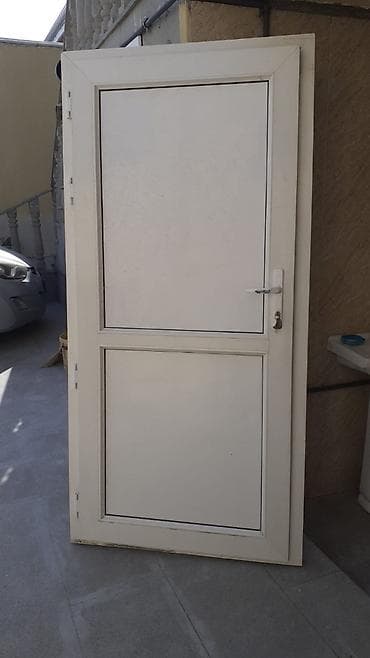 seyfi qapi: Ağ rəngli plastik (PVC) giriş/qapı sistemi - Material: PVC profil — 1