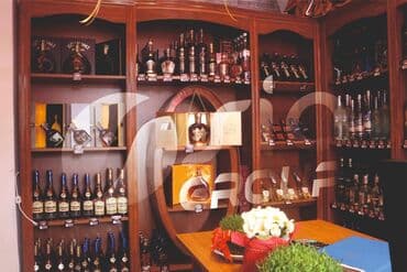 Sifarişlə şərab vitrinləri