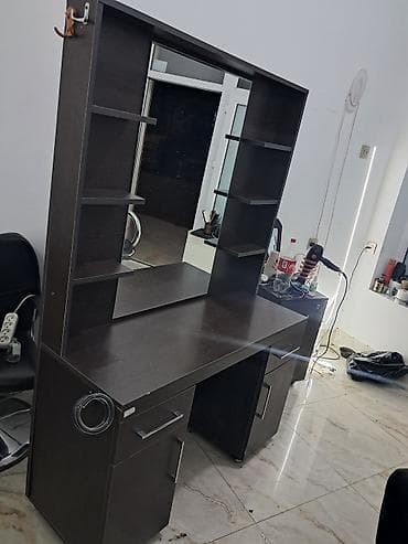 makyaj masa: Salon üçün vizaj/berber masası – güzgülü, rəfli - Rəng: tünd qəhvəyi — 3