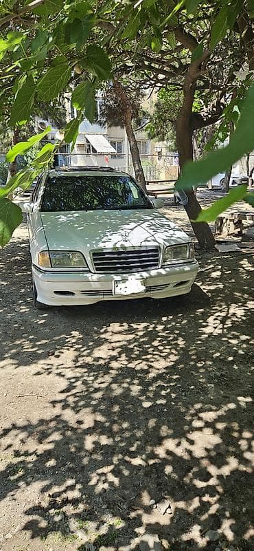 Mercedes-Benz C sinfi sedan (W202) – ağ rəngli, avtomatik ötürmələr