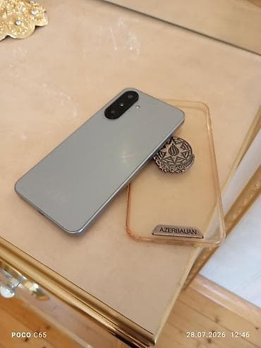 not 40 pro: Smartfon – boz/gümüş tonlu, düz kənarlı korpuslu model - Arxa panel — 7