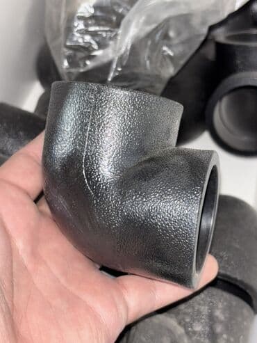 tikinti material: Qara rəngdə, 90 və 45 dərəcə bucaqlı plastik boru birləşdiricisi. Su — 5