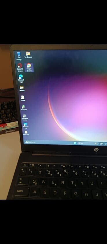 Masaüstü kompüterlər və iş stansiyaları: HP noutbuk alt tarafında küçük bir çatlak vardır ama hiç bir — 7