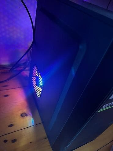 RGB işıqlı qara korpuslu masaüstü kompüter, oyun ucun yigilib