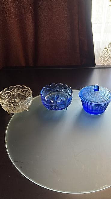 Şüşə qab dəsti - 3 ədəd dekorativ şüşə qab - 2 ədəd ayaqlı, naxışlı