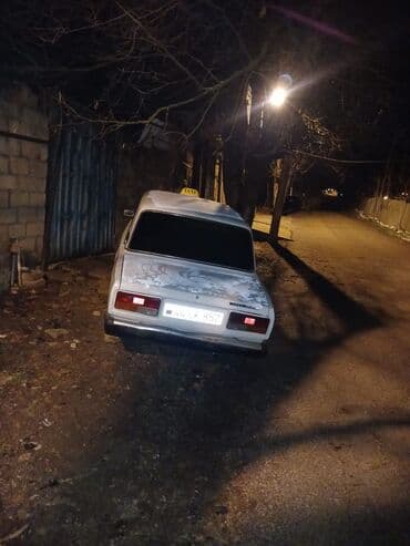 vaz 2199: Vaz 2107 sedan – 2002-ci il buraxılışı. Ağ rəng, 4 qapı, arxa ötürücü — 3