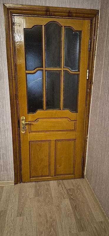 Şüşə panelli taxta daxili qapı. Bu qapı, yuxarı hissəsində altı ayrı — 2