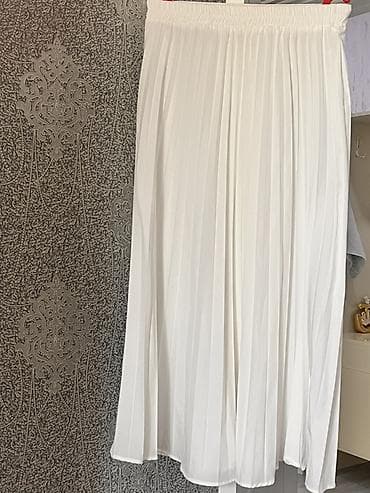 beli: Ağ rəngli iki hissəli dəst: - Yuxarı hissə: sadə dizaynlı, qolsuz — 2