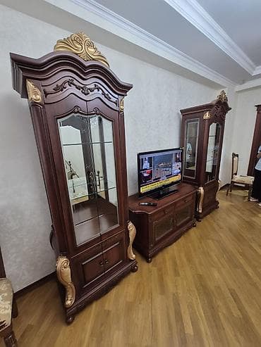 vitrin stend: Klassik dəst: qonaq otağı üçün vitrinlər və TV stendi 2ədəd vitrin və — 1