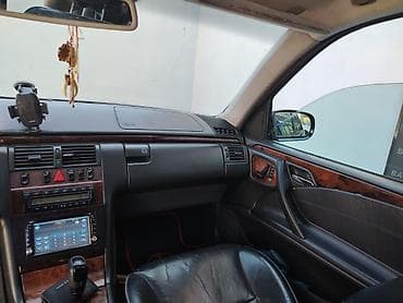 mercedes 190: Mercedes-Benz E-Class: 3.2 l | 2002 il Sedan — 10