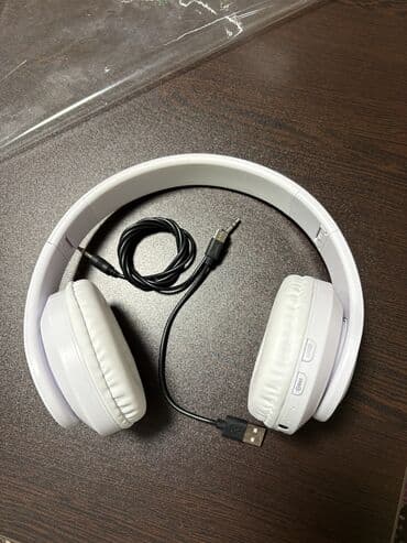 Ağ rəngli naqilsiz/naqilli qulaqlıq Xüsusiyyətlər: - Bluetooth