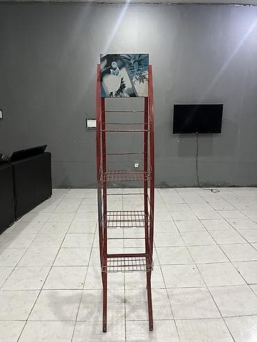 Metal reklam və məhsul stendi satılır. Qırmızı rəngli, döşəməüstü