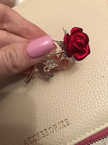 Şəxsi əşyalar: Qızıl rəngli qızılgül broşu Həzi Aslanov metrosunun yanında, 245 — 1