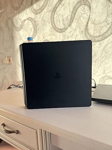 playstation 4 disk: PlayStation 4 Slim konsolu + 2 ədəd DualShock 4 kontrolçusu Məhsulun — 4