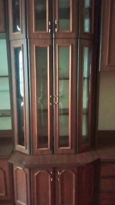 Klassik üslubda iri divar şkafı. Her Şkafın qiymeti 35 AZN. Bütov