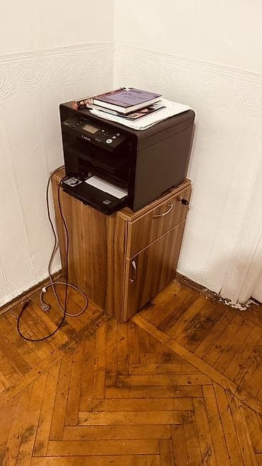 1) Ofis mebel dəsti – ağac Qara rengdə : 3 qabaq işçi masası, 1 böyük — 3