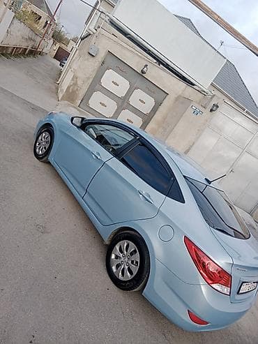 Hyundai Accent: 1.6 l | 2013 il Sedan