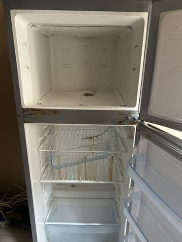 Yemək hazırlamaq üçün texnika: Gümüş rəngli iki qapılı soyuducu - Yuxarıda ayrıca dondurucu bölməsi — 2