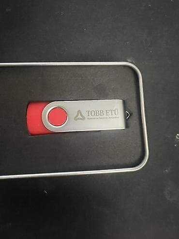 origimo opad 5: USB flash yaddaş – TOBB ETÜ loqolu - Korpus: qırmızı silikon gövdə — 2