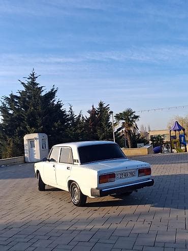 vaz 2106 maşınları: VAZ 2107, ağ rəng, sedan kuzov. - Mühərrik: benzin, arxa ötürücülü — 5