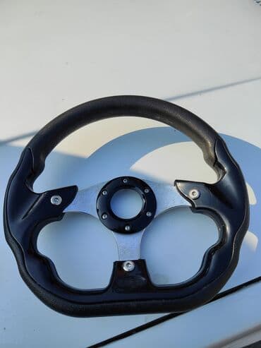 Soyutma və qızdırma sistemləri: MOMO idman sükanı 07 pastafkası ilə - Üçşüalı dizayn, mərkəzdə MOMO — 2