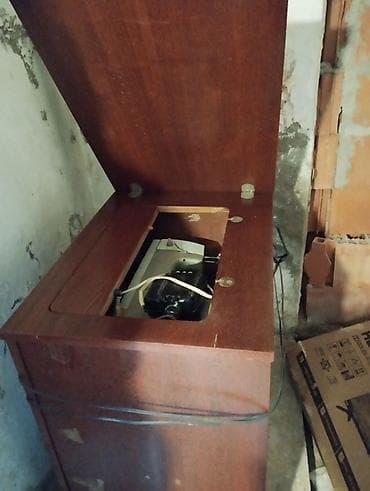 Klassik taxta korpuslu mexaniki tikiş maşını (daxili dolablı model) -