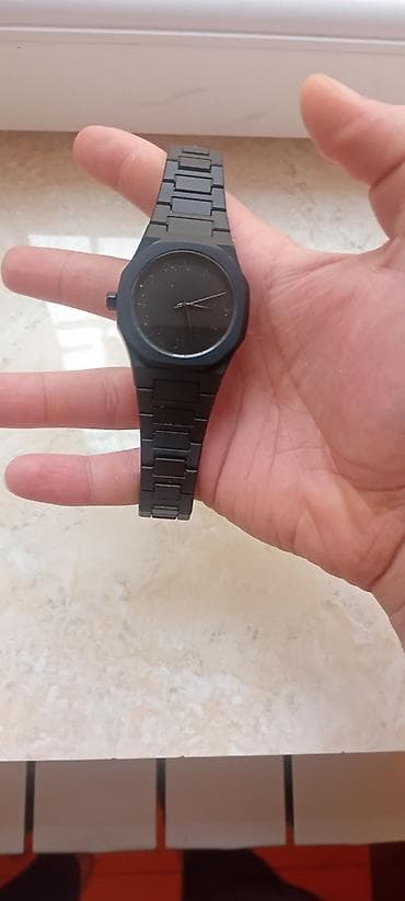 qol saatlari 2020: Qara rəngli minimalist qol saatı - Korpus: mat qara rəngdə, dairəvi — 4