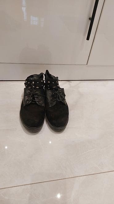 çəkməcə: Qara qadın çəkmələri – boğazdan kəmərli və metal pərçim detallı - — 1