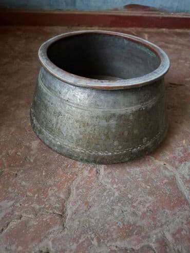 saxsi gul qablari: Qedim mis aw qazani.1esrden cox yawi var.agiz hissesi 90sm,oturacaq — 1