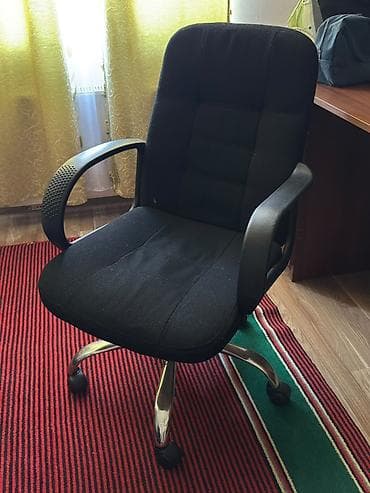 stul kreslo: Ofis kreslosu – qara rəngdə, yumşaq parça örtüklü. - Ortopedik formada — 1