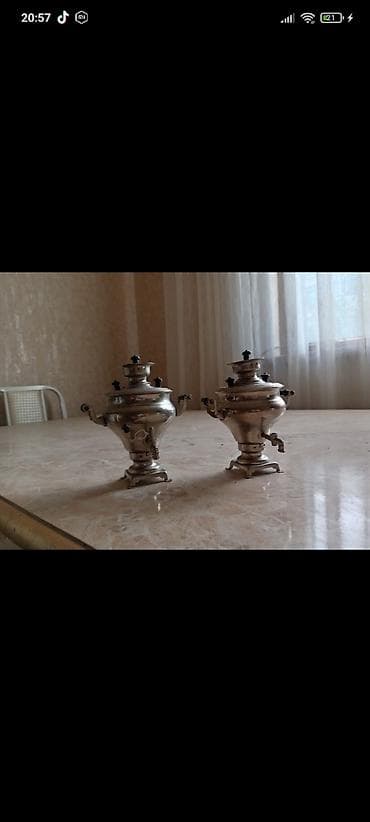 Masa üstü istifadə üçün nəzərdə tutulmuş iki ədəd gümüşü rəngli
