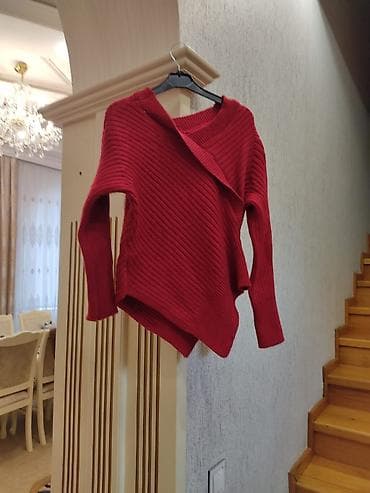Qırmızı trikotaj sviter - Model: asimmetrik kəsimli, yanlarda yüngül