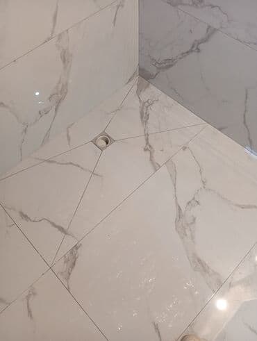 Mərmər naxışlı keramika plitə – duş zonası üçün döşəmə və divar həlli