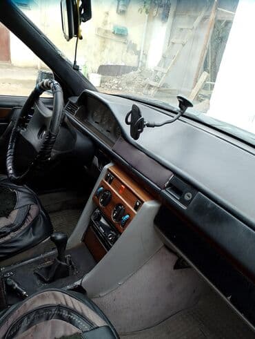 мерседес гигант 711: Avtomobil: Mercedes-Benz sedan (ağ rəng) Kuzov: 4 qapılı — 3