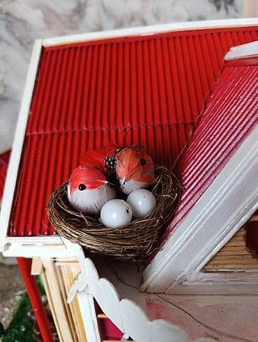 flo memar ecemi: Miniatür ev modeli, qırmızı damı və ətrafında hasarlı yaşıllığı ilə — 6