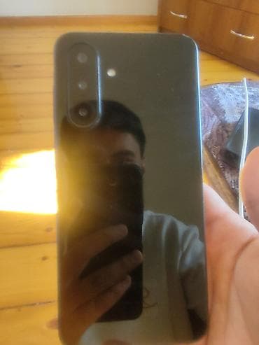 meizu 21 note: Xüsusiyyətlər: - Tam ekranlı ön panel, mərkəzdə ön kamera üçün kiçik — 2
