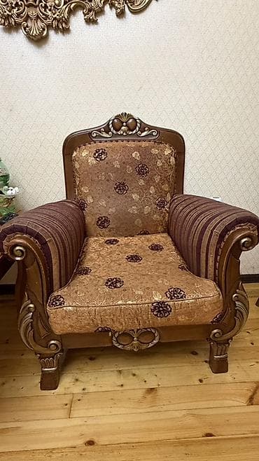 divan klasik: Klassik üslubda yumşaq mebel dəsti təqdim olunur. Real alıcılara — 2