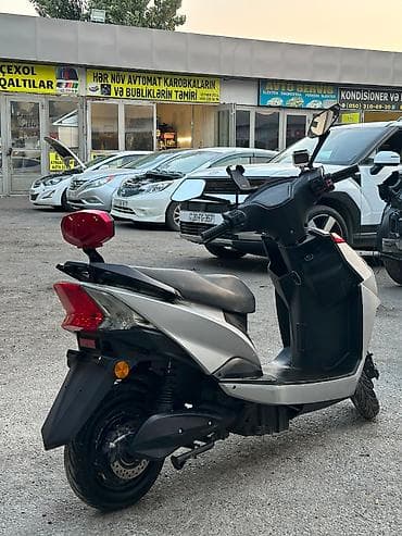 Elektrikli moped cəmi 1 ay işlənib. Qiymətə kaskı da daxildir. Sürəti — 2
