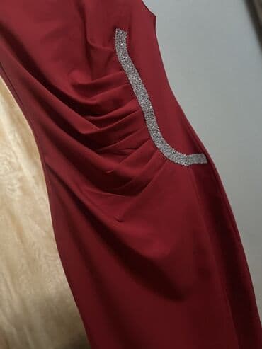 вечерние бордовые платья: Qırmızı zərif ziyafət donu - Model: midi uzunluq, bədənə oturan kəsim — 4