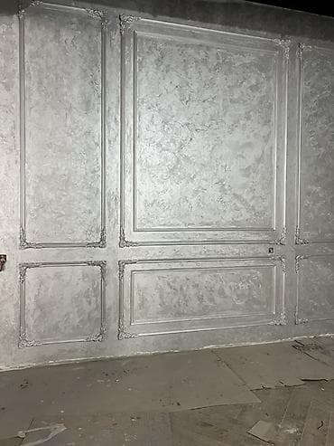 sadə alçipan fiqurları: Dekorativ divar boyası və klassik plintus/kapitel profilləri ilə — 8