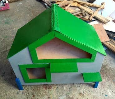 Pişik evi 4 pişik üçün Yuxarı hissə su yem qabları üçündür geniş