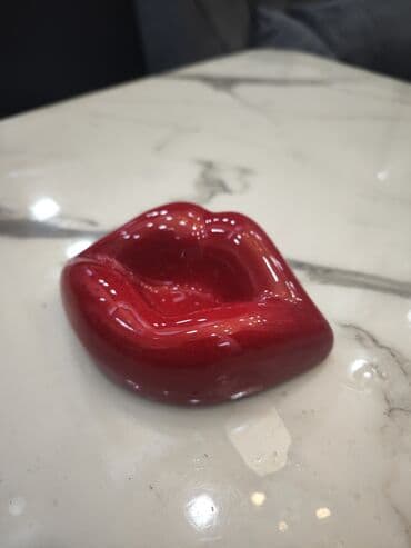 qab alan: Qədimi nadir bir əşya külqabı dodaq formasında əl işi İngiltərə 1947 — 1