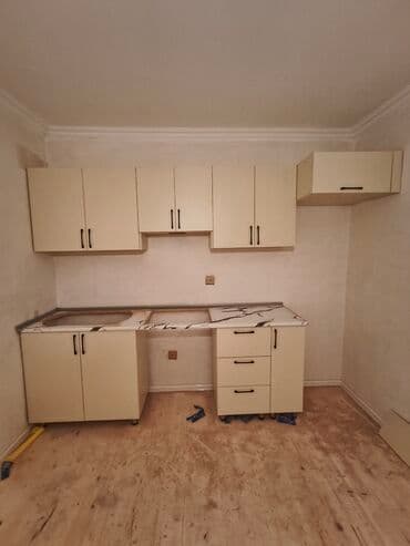 kuxna bebeli: Bej rəngdə, yuxarı və aşağı şkafları olan mətbəx mebeli dəsti. Qara — 3