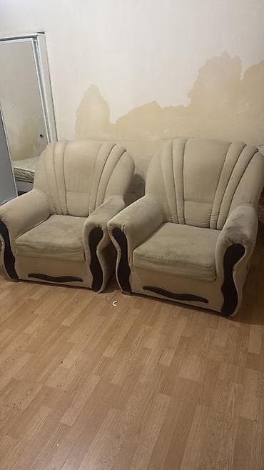 İki nəfərlik dəst – yumşaq kreslolar - Rəng: bej parça üzlük, tünd
