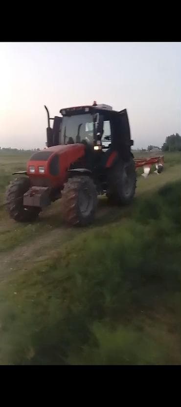 t80 traktor: Kənd təsərrüfatı üçün güclü təkərli traktor - Rəng: qırmızı - Qapalı — 1