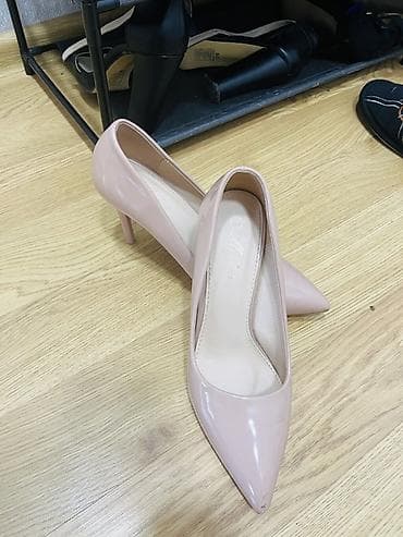 tuflilər: - Qadın klassik tufliləri - Rəng: açıq bej/nude - Material: parlaq — 2