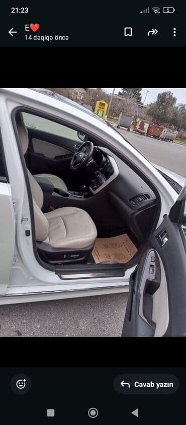 maşın ucun: Kia Optima sedan – ağ rəng, qara damla ikiqat tonlu eksteryer. Nömrə — 5