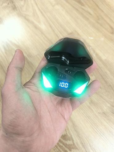 mikrofon qiymət: Fərqli görünüşdə olan Bluetooth qulaqcıq. Üzərində batareya faizini — 3