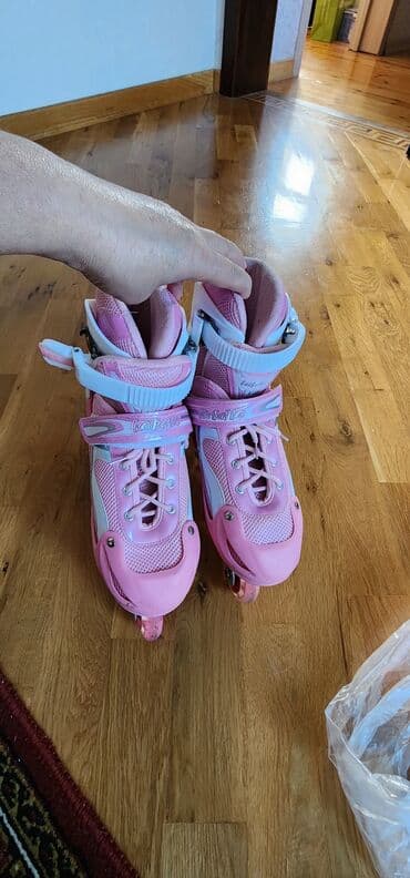 Çəhrayı rəngdə uşaq rolikləri rahatlıq və təhlükəsizlik üçün nəzərdə