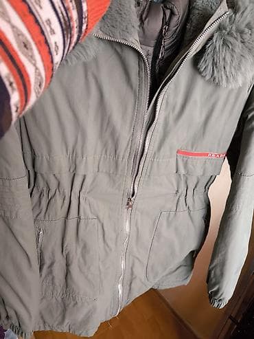 Xaki-yaşıl rəngdə qadın qış parkası. - Önü tam uzunluqda ikitərəfli